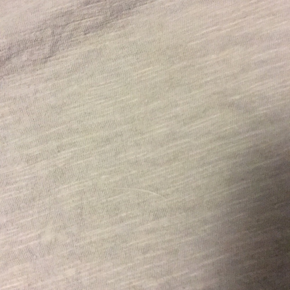 Men’s gray tee